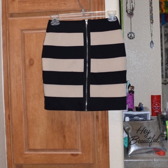 Forever21 • Black and Cream Bodycon Skirt - Picture 2 of 4